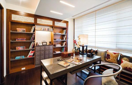 一個(gè)書房里面比配的書柜、書桌、沙發(fā)
