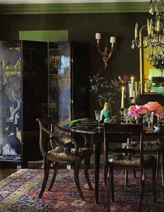 古典餐桌椅擺放